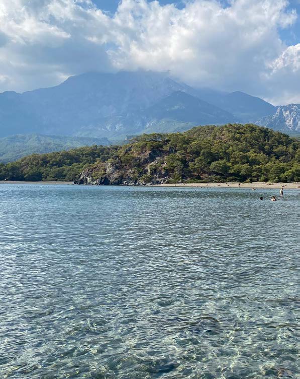 Phaselis Koyu'nun berrak denizi ve arkasındaki dağlar