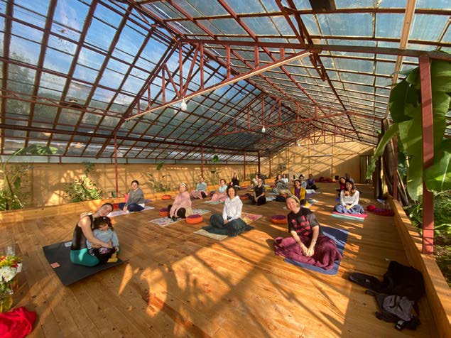 Geyikbayırı'ndaki cam serada yoga pratiği